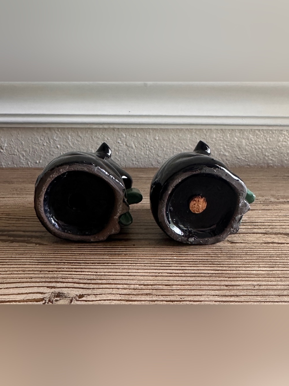Vintage Black Ceramic Pig Salt & Pepper Shakers with Green Bows - Picture 6 of 6